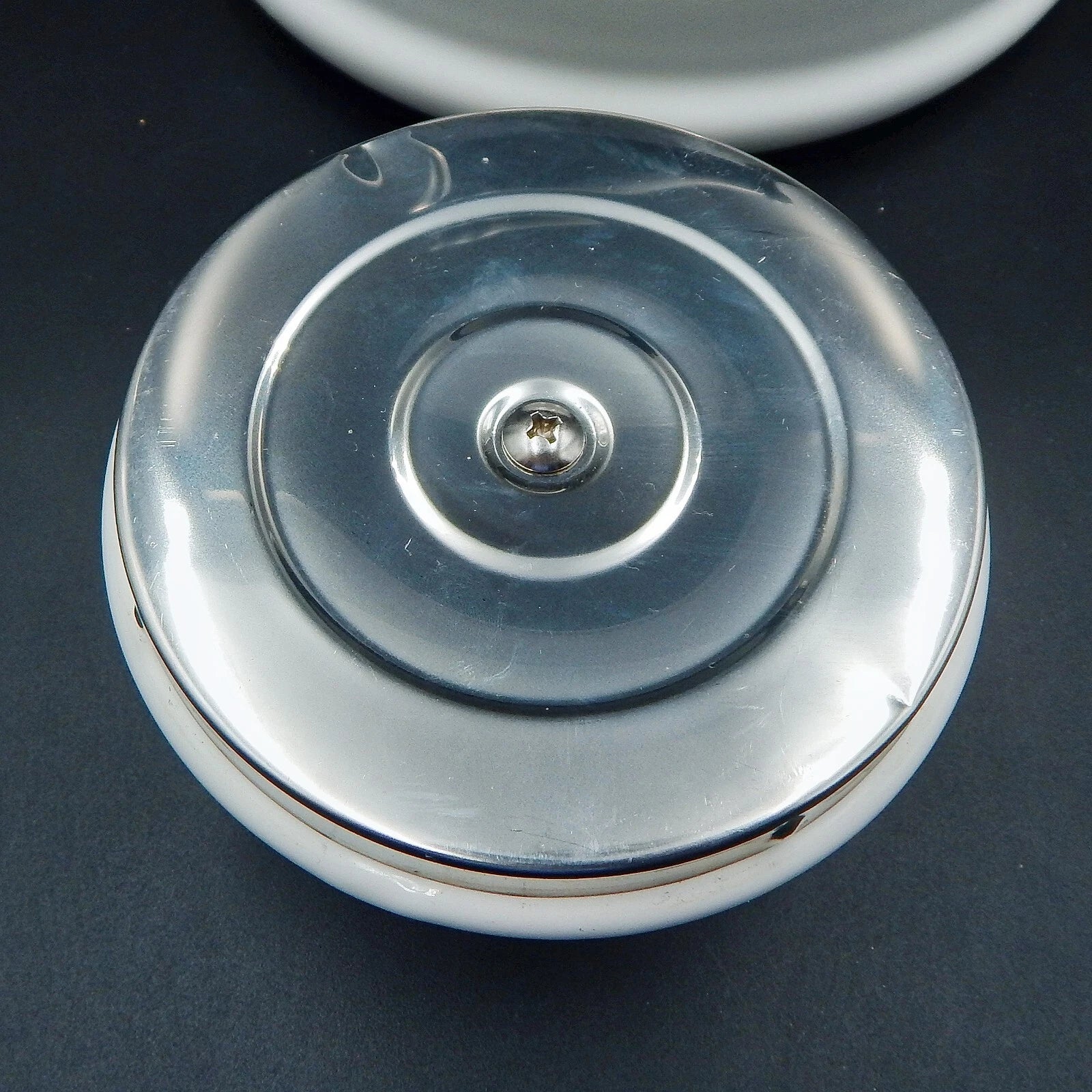 Le Creuset Whistling Tea Kettle White Enamel On Steel 1.7 Quart 1.6 Litre