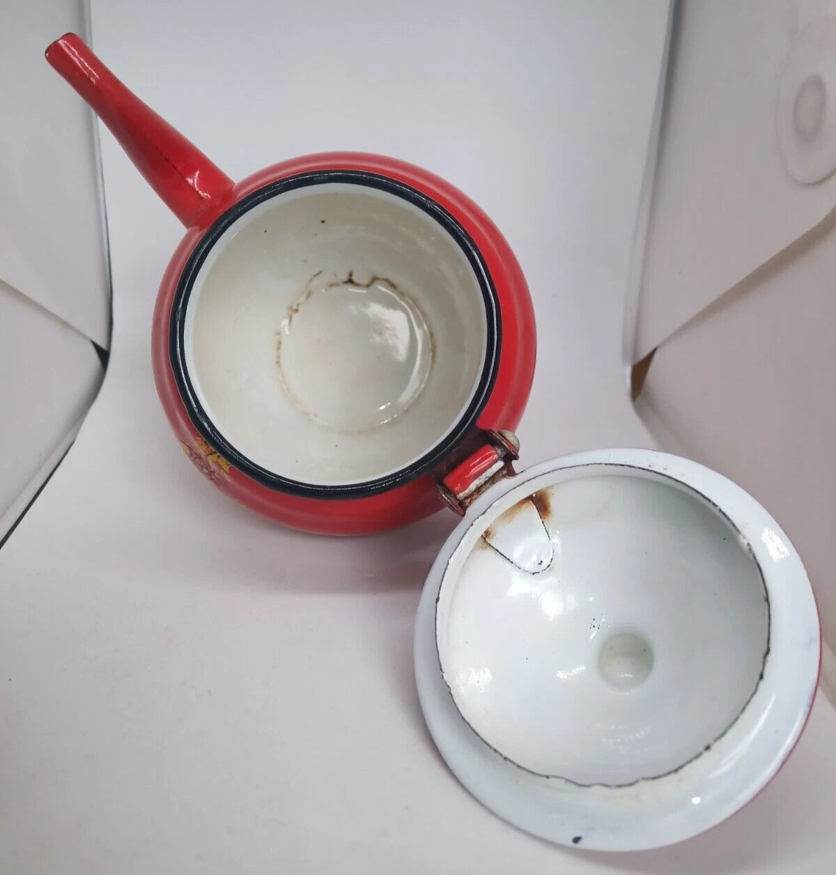 Kettle VINTAGE ENAMEL CHILDRENS TEAPOT FOLDING HANDLE WITH LIVER DECORATIVE ITEM