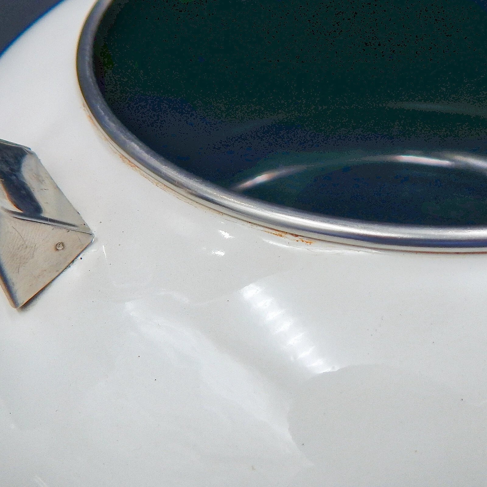 Le Creuset Whistling Tea Kettle White Enamel On Steel 1.7 Quart 1.6 Litre