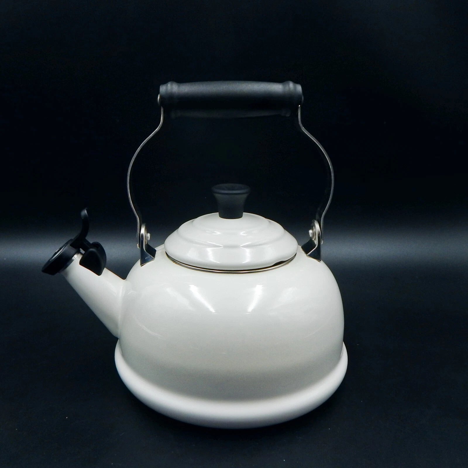 Le Creuset Whistling Tea Kettle White Enamel On Steel 1.7 Quart 1.6 Litre