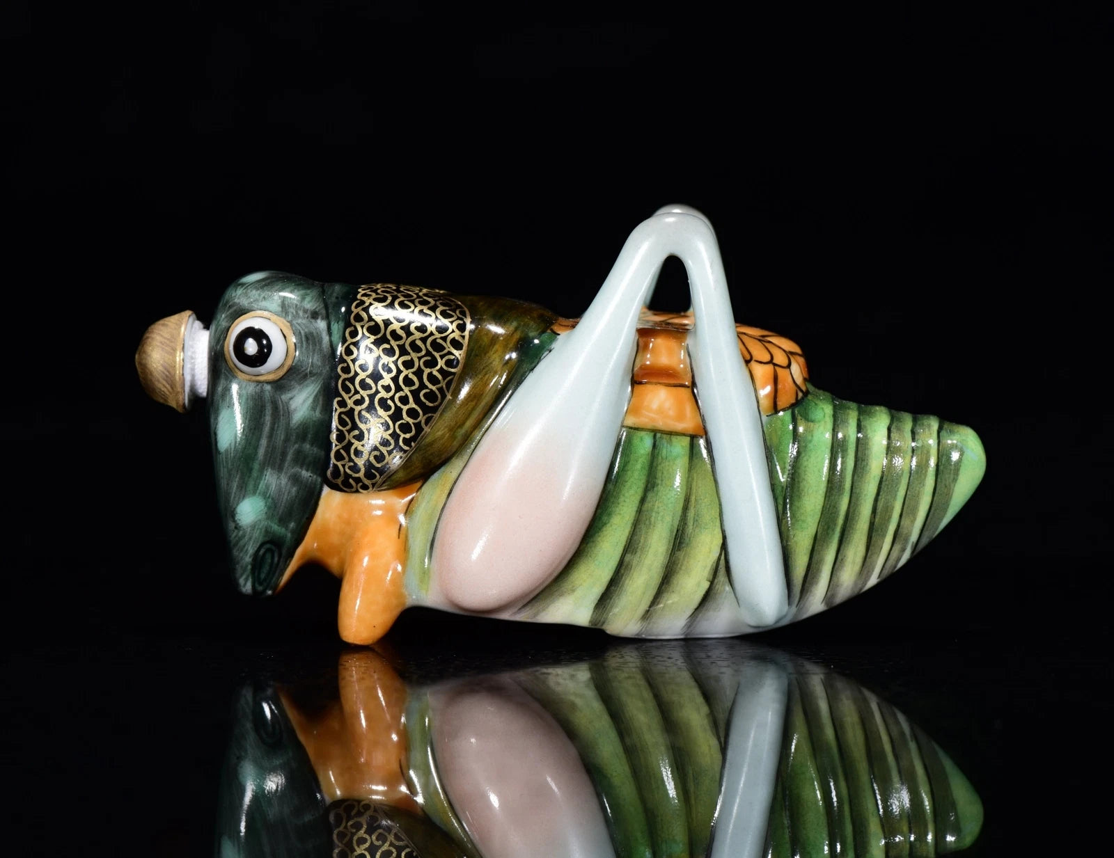 3.6"Snuff bottle with enamel colors and grasshopper patterns in Qing Dynasty