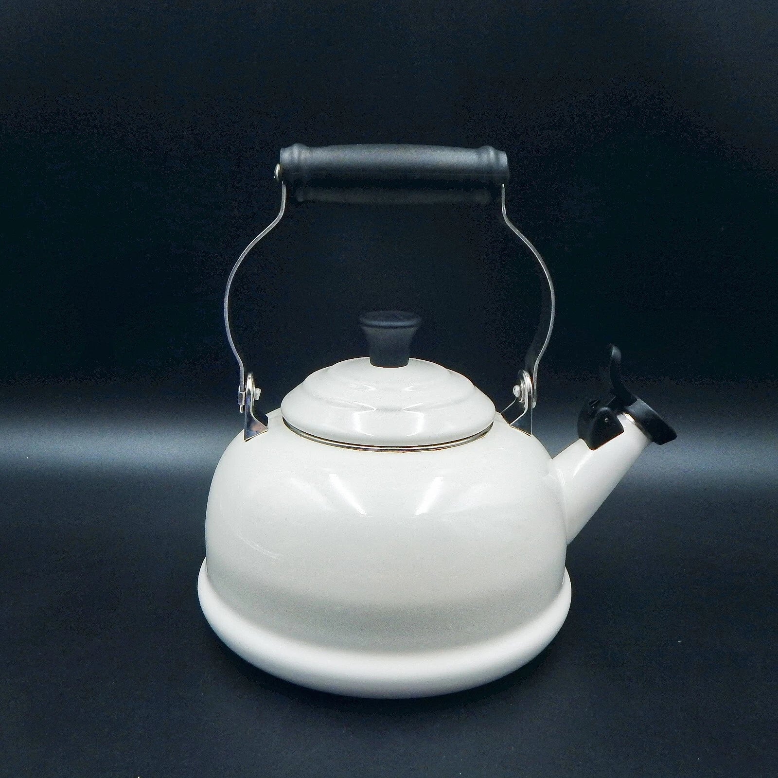 Le Creuset Whistling Tea Kettle White Enamel On Steel 1.7 Quart 1.6 Litre