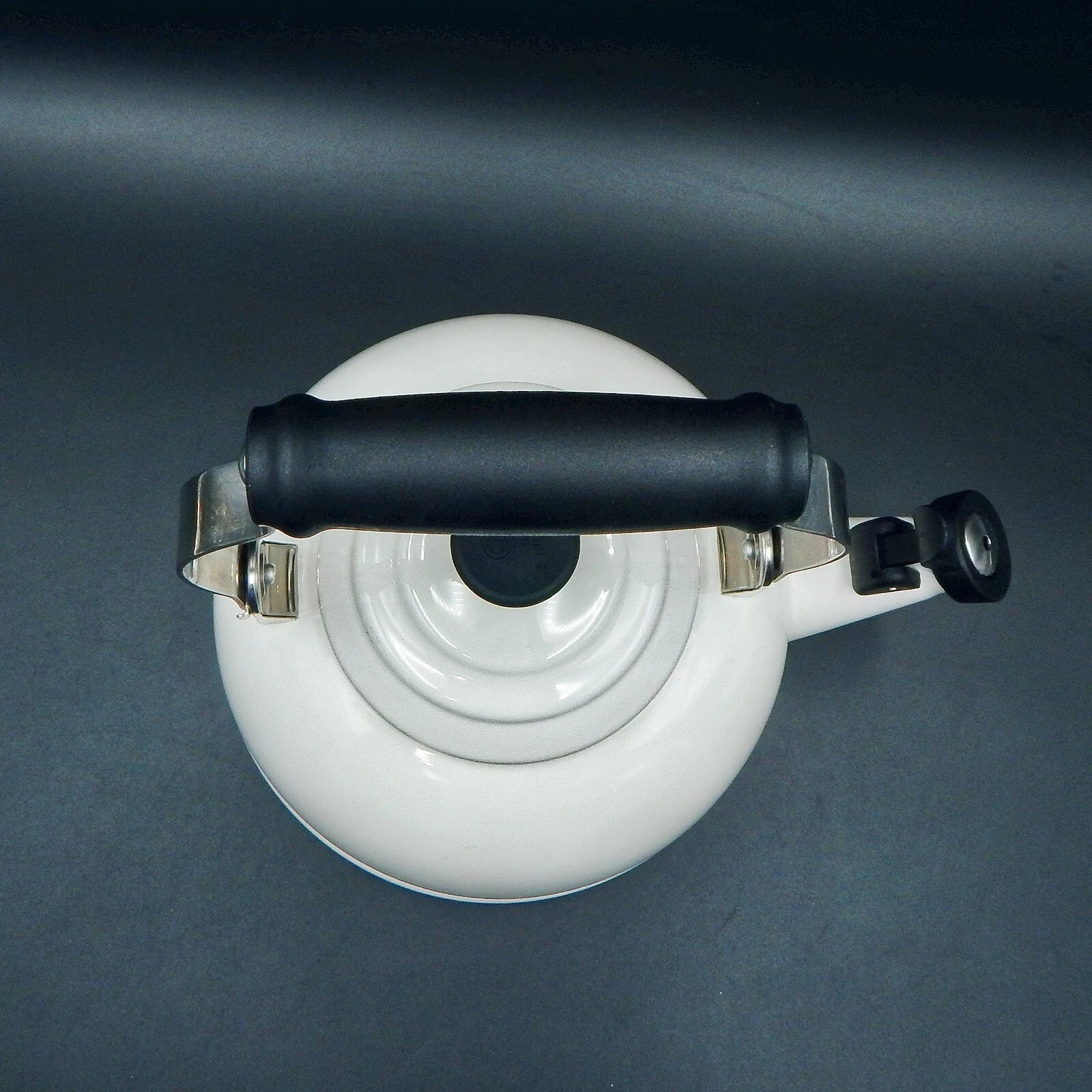 Le Creuset Whistling Tea Kettle White Enamel On Steel 1.7 Quart 1.6 Litre