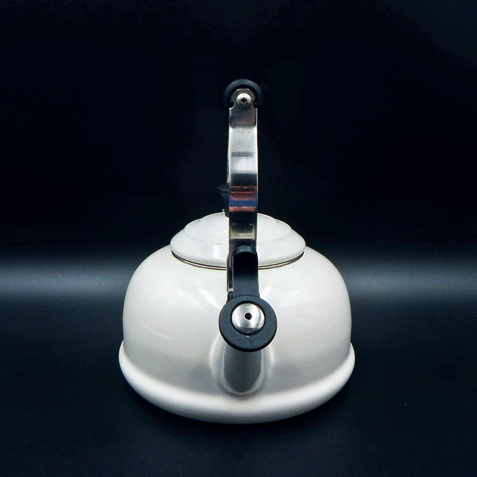 Le Creuset Whistling Tea Kettle White Enamel On Steel 1.7 Quart 1.6 Litre