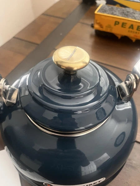 Le Creuset Classic 1.7 Quart Whistling Kettle with Gold Knob, Agave - New