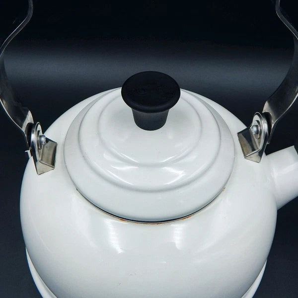 Le Creuset Whistling Tea Kettle White Enamel On Steel 1.7 Quart 1.6 Litre
