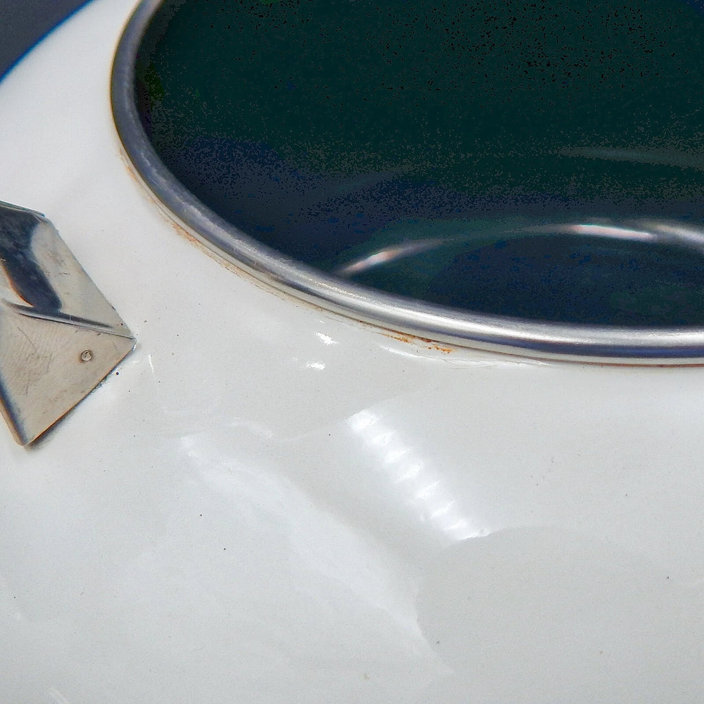 Le Creuset Whistling Tea Kettle White Enamel On Steel 1.7 Quart 1.6 Litre