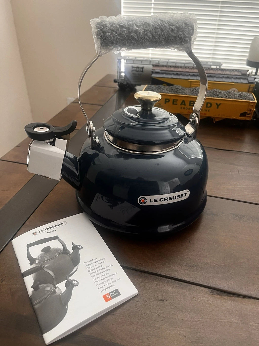 Le Creuset Classic 1.7 Quart Whistling Kettle with Gold Knob, Agave - New