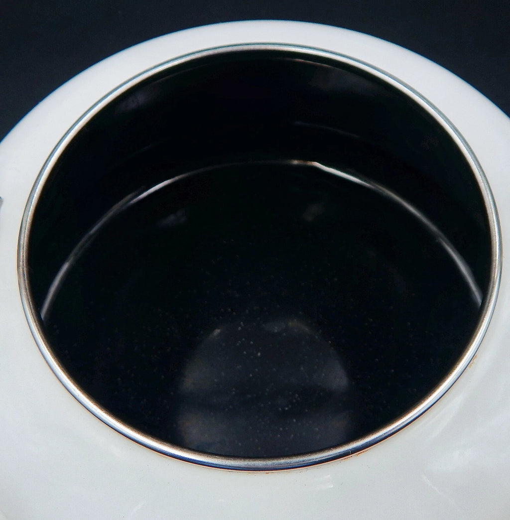 Le Creuset Whistling Tea Kettle White Enamel On Steel 1.7 Quart 1.6 Litre