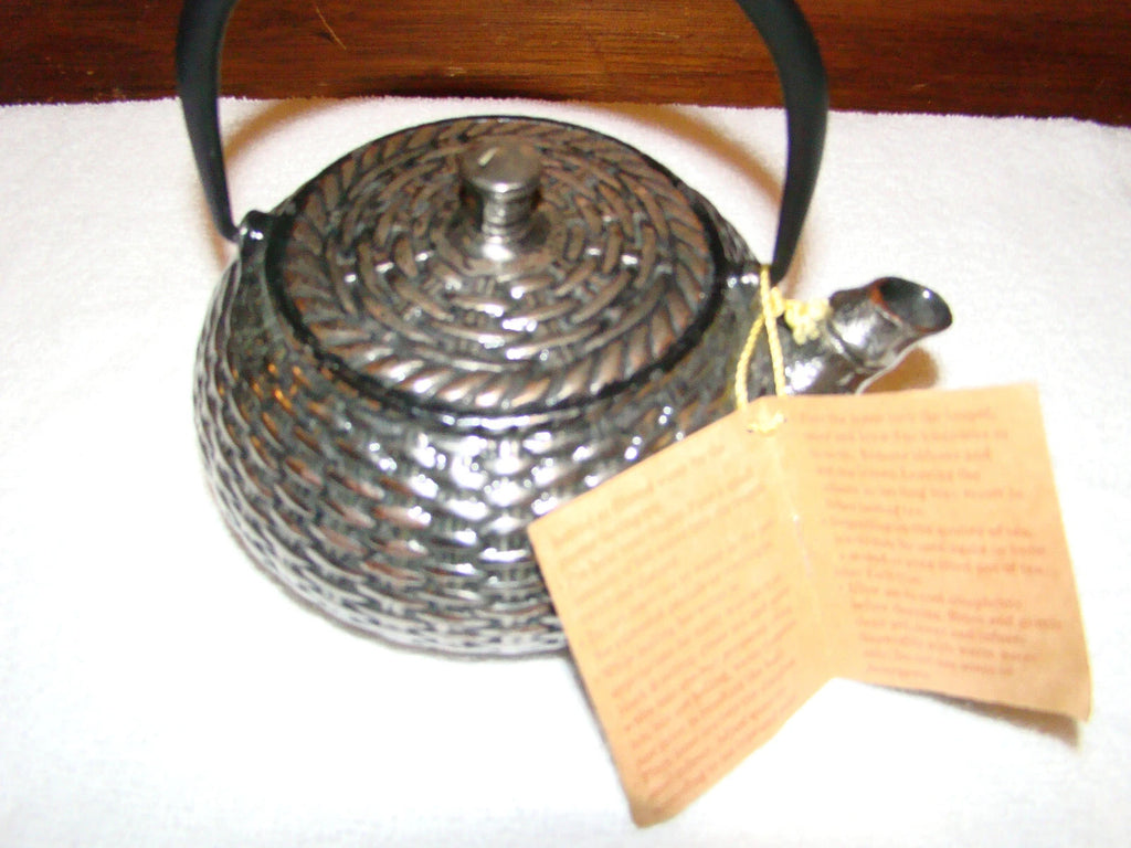 Unity Cast Iron Enameled Tea Pot w/ Infuser Silver Basket Weave Pattern, Unused
