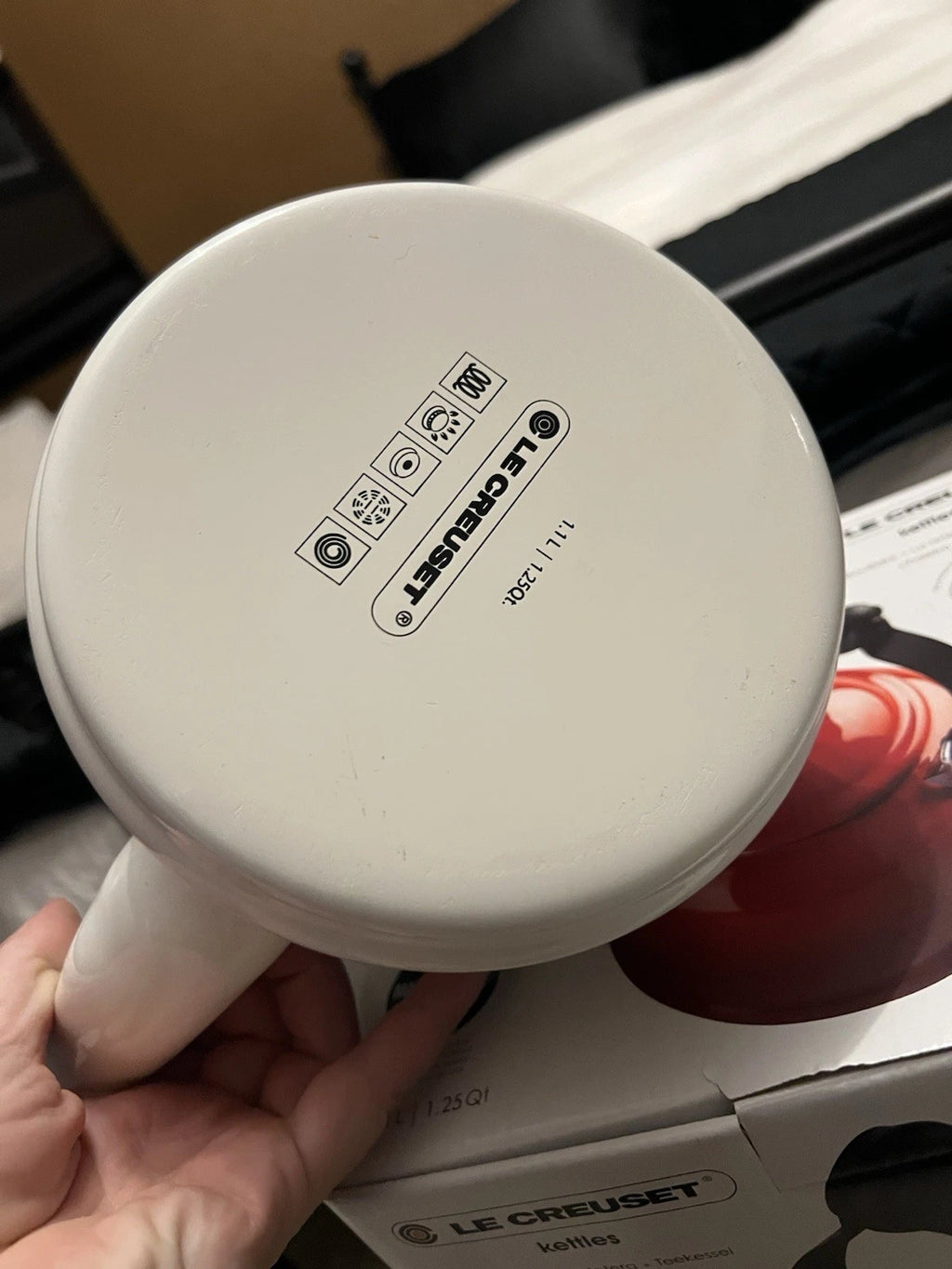 Le Creuset Enamel On Steel Whistling Tea Kettle White 1.7 qt. 1.6 L Q3101-16