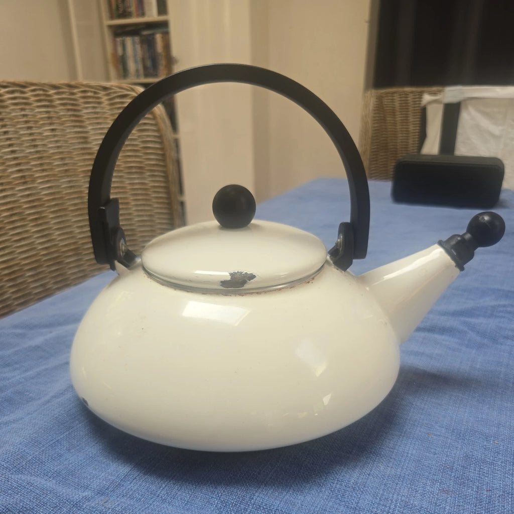 Le Creuset white Tea Kettle Teapot Tea Pot