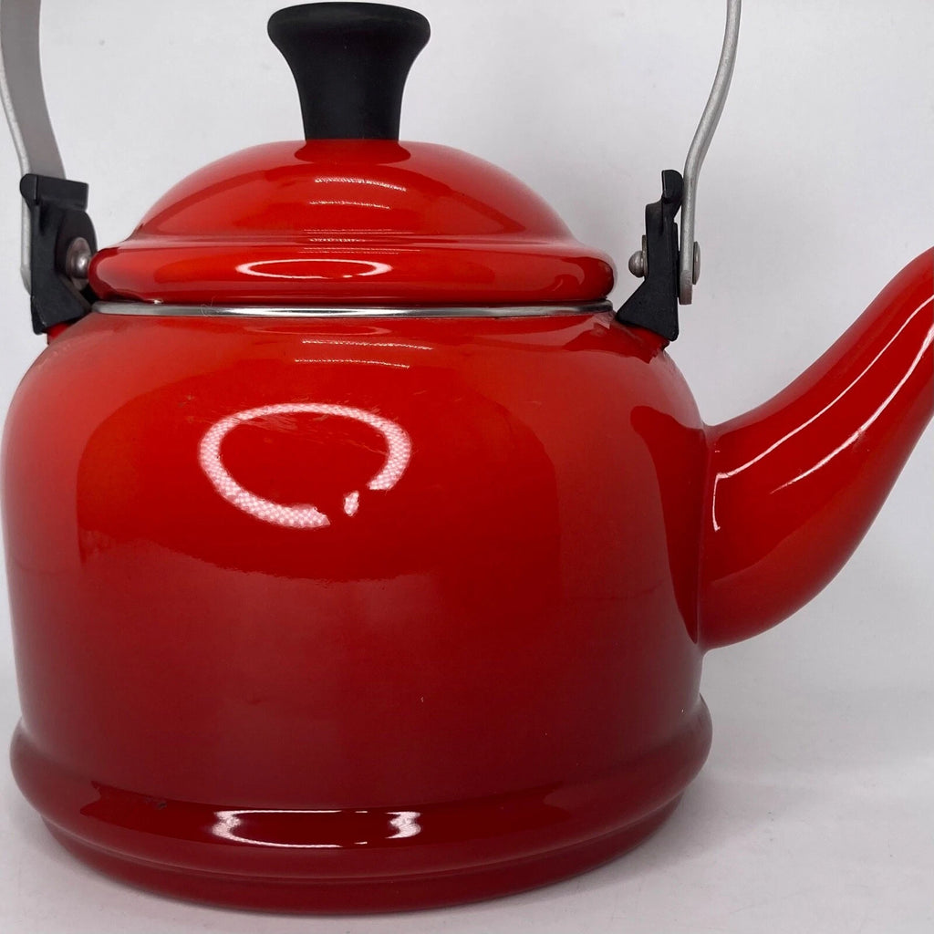 Le Creuset Kettle Red Enamel 2.2 Quart Tea Water Whistling Pot Handle - READ