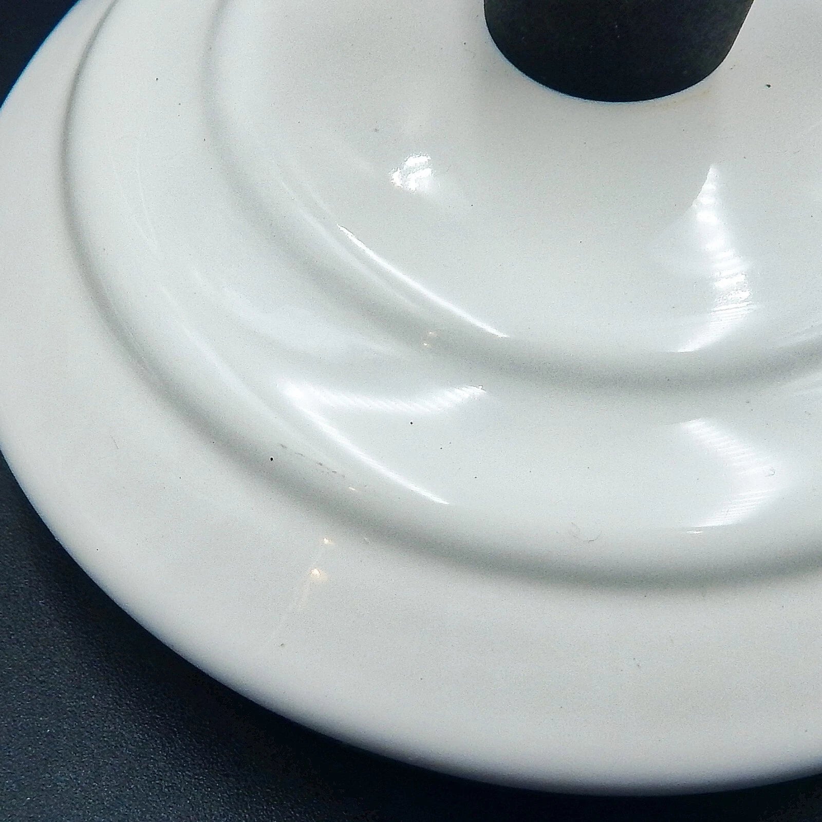 Le Creuset Whistling Tea Kettle White Enamel On Steel 1.7 Quart 1.6 Litre