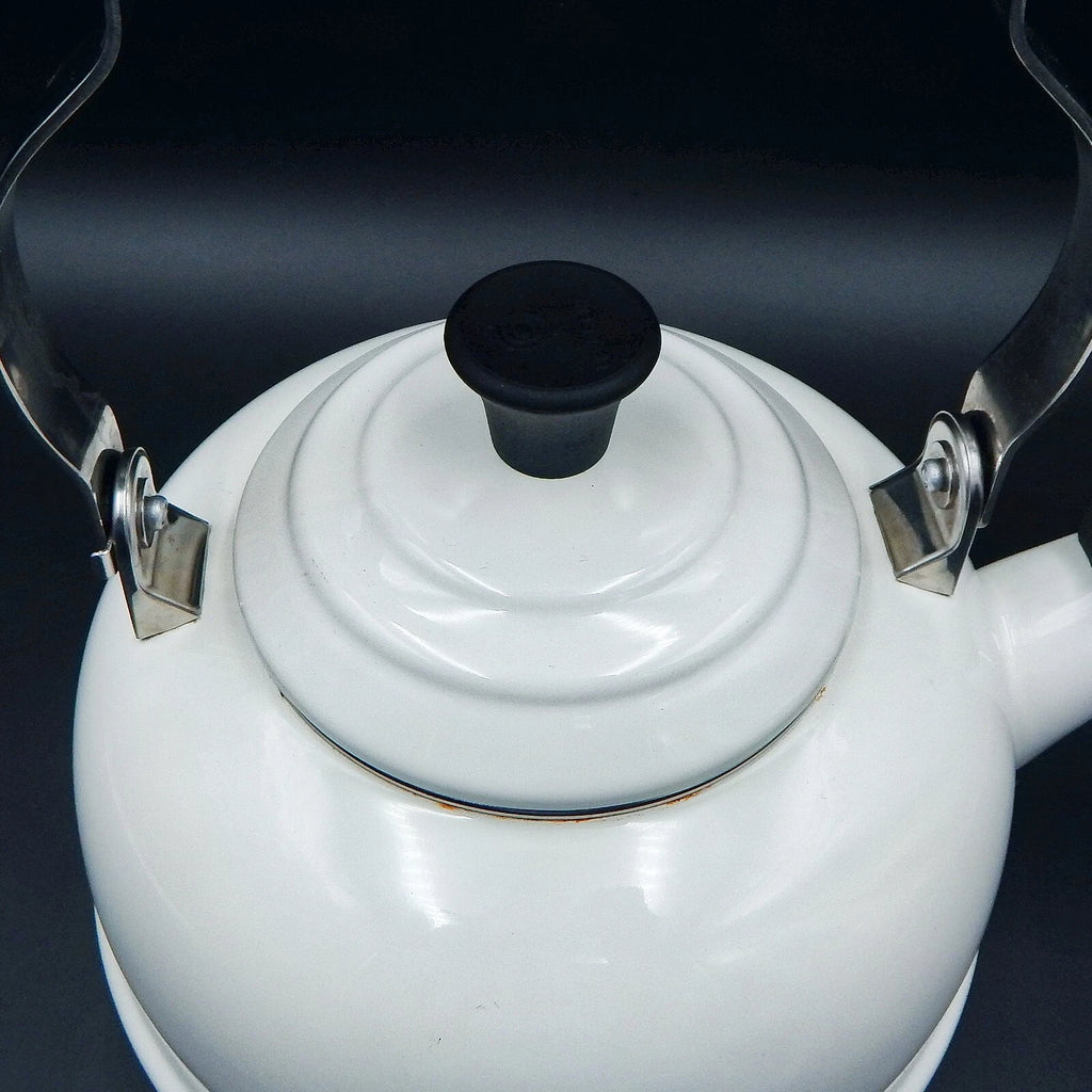 Le Creuset Whistling Tea Kettle White Enamel On Steel 1.7 Quart 1.6 Litre