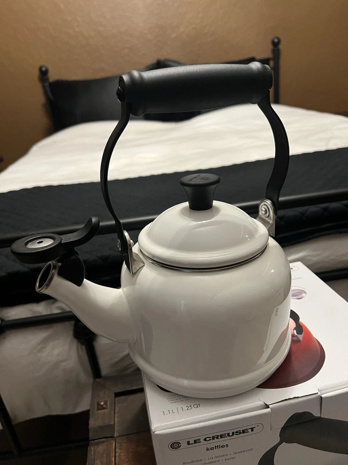 Le Creuset Enamel On Steel Whistling Tea Kettle White 1.7 qt. 1.6 L Q3101-16