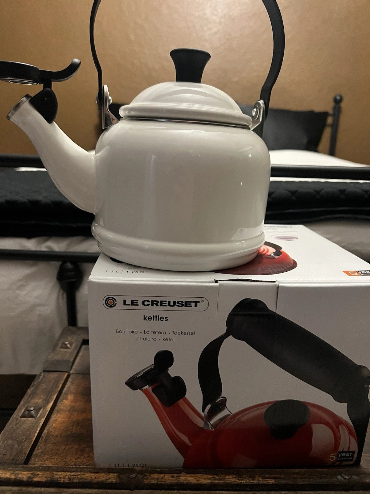 Le Creuset Enamel On Steel Whistling Tea Kettle White 1.7 qt. 1.6 L Q3101-16