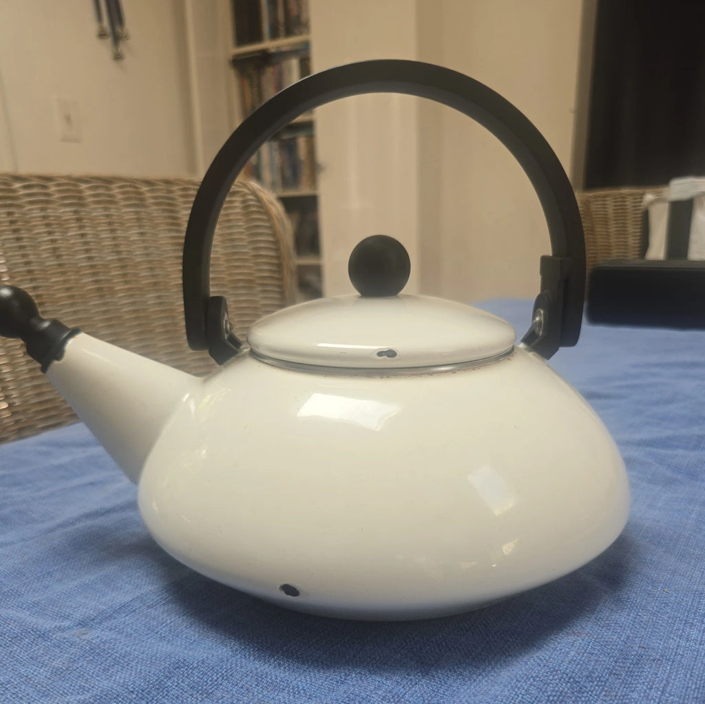 Le Creuset white Tea Kettle Teapot Tea Pot