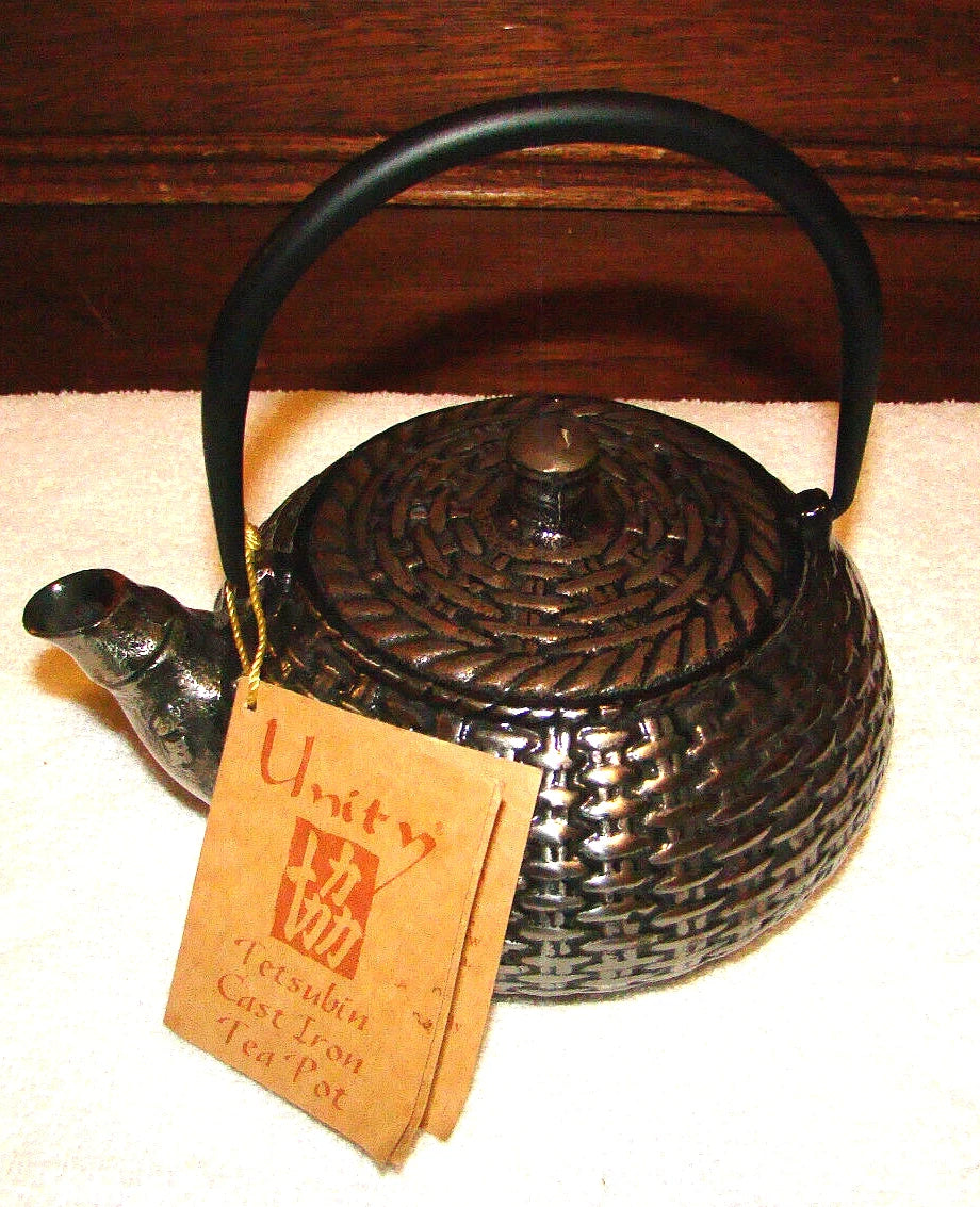 Unity Cast Iron Enameled Tea Pot w/ Infuser Silver Basket Weave Pattern, Unused