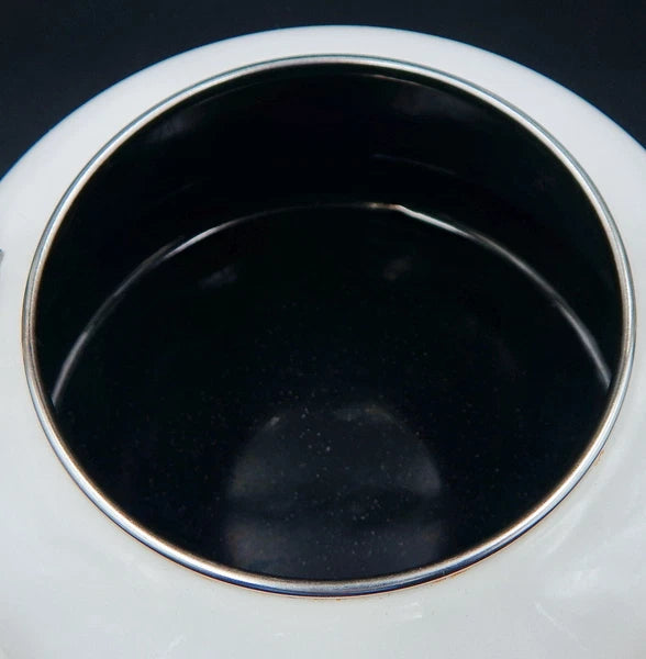 Le Creuset Whistling Tea Kettle White Enamel On Steel 1.7 Quart 1.6 Litre