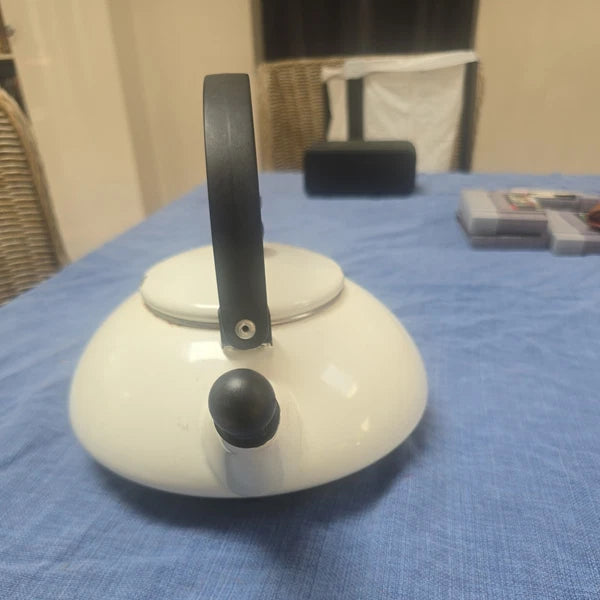 Le Creuset white Tea Kettle Teapot Tea Pot