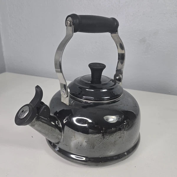 LE CREUSET Whistling Tea Kettle 1.7 Qt 1.6L Black Gray Silver Chrome Teapot